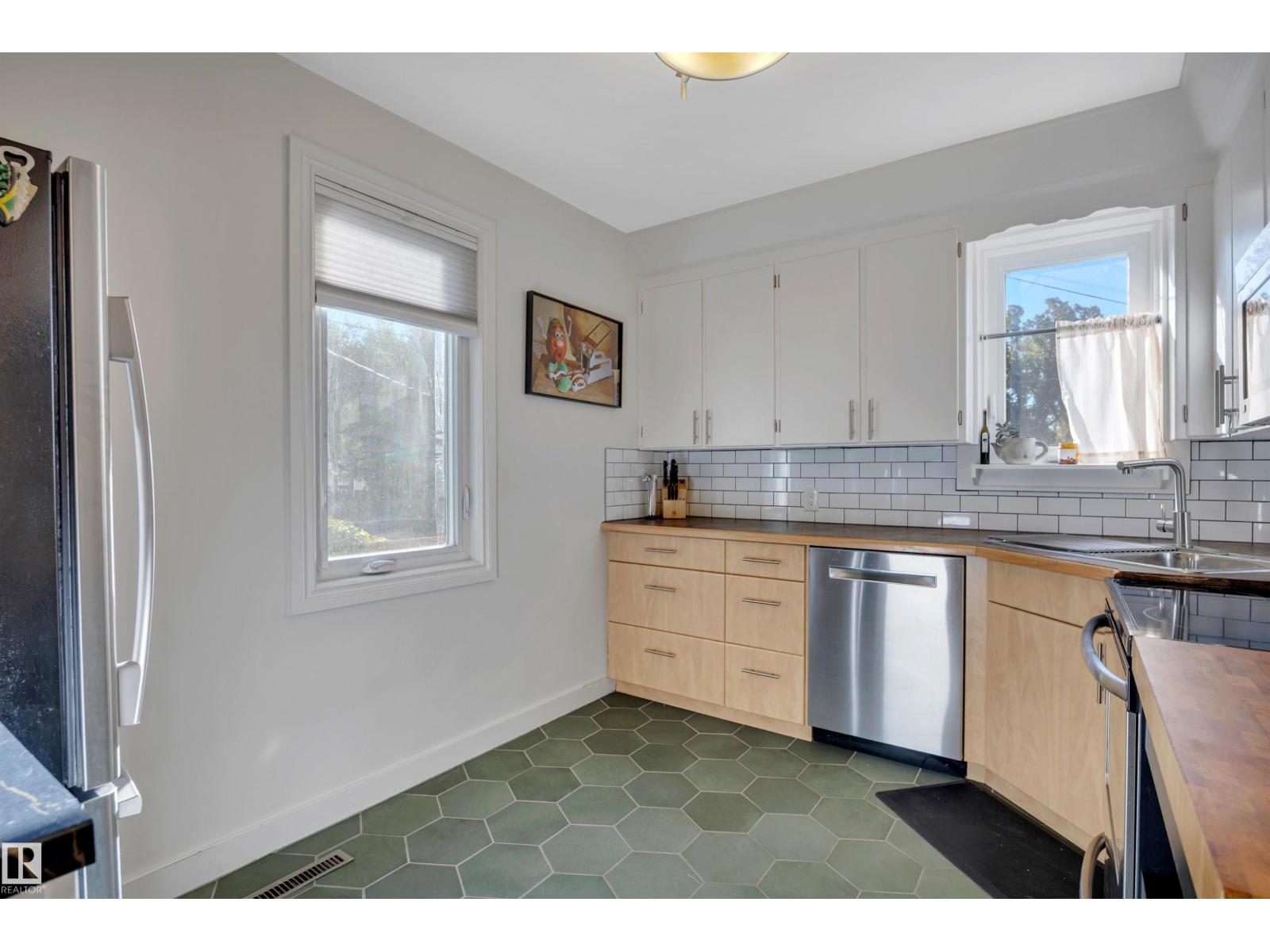 10647 68 AV NW
