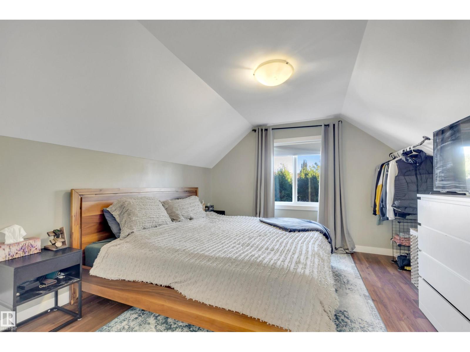 10647 68 AV NW