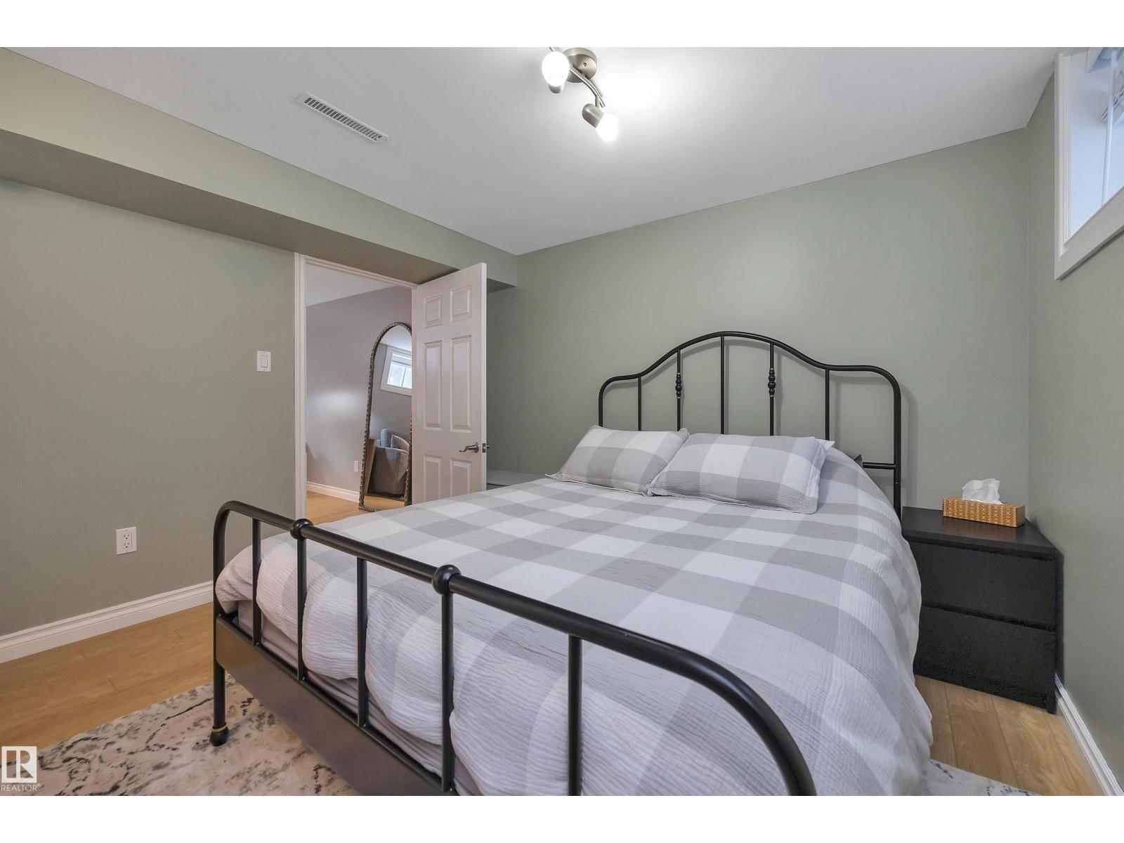 10647 68 AV NW