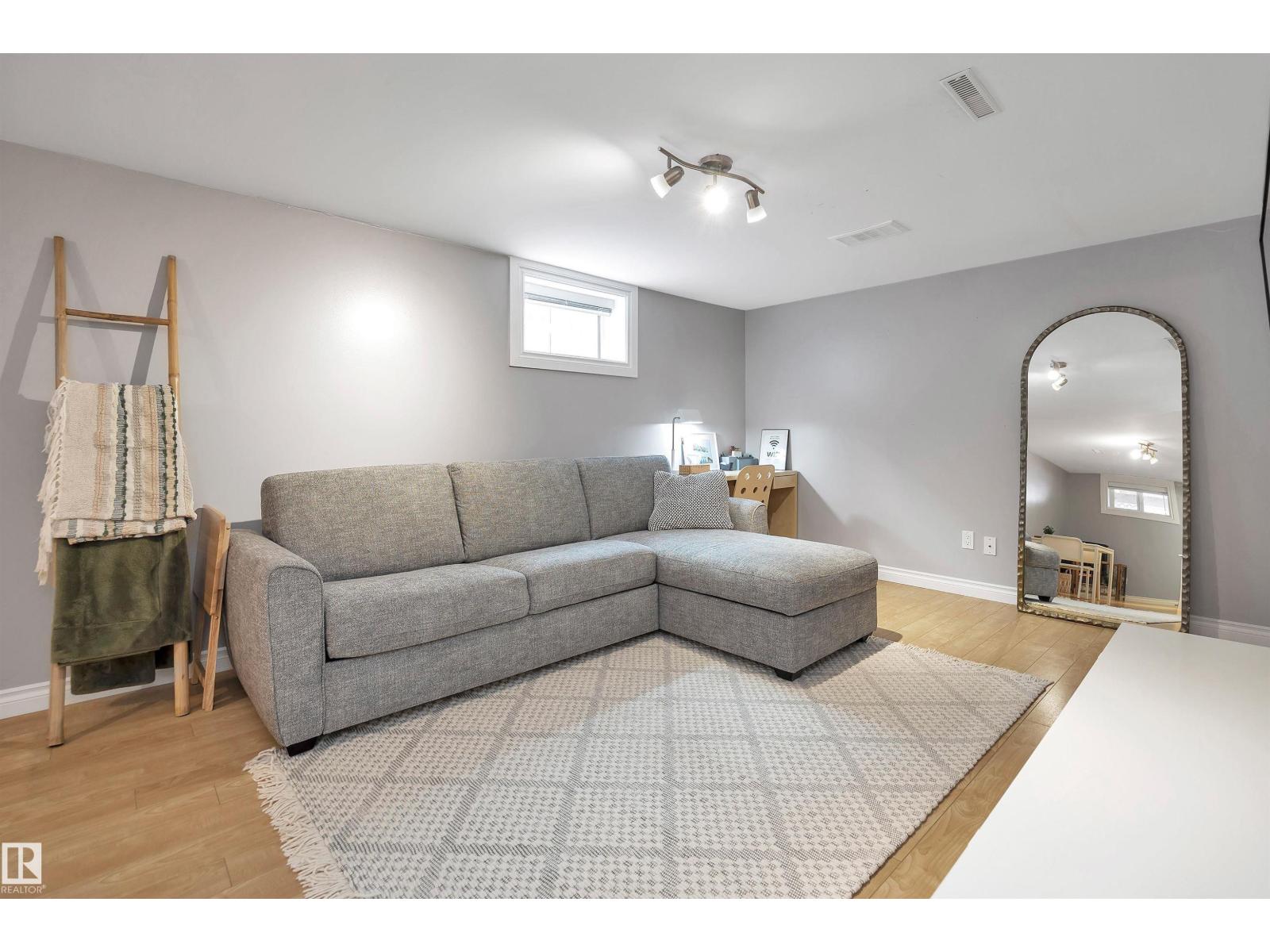 10647 68 AV NW