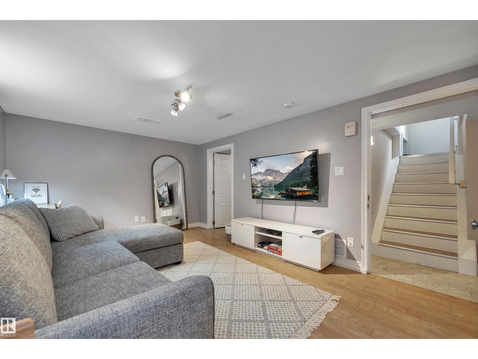 10647 68 AV NW