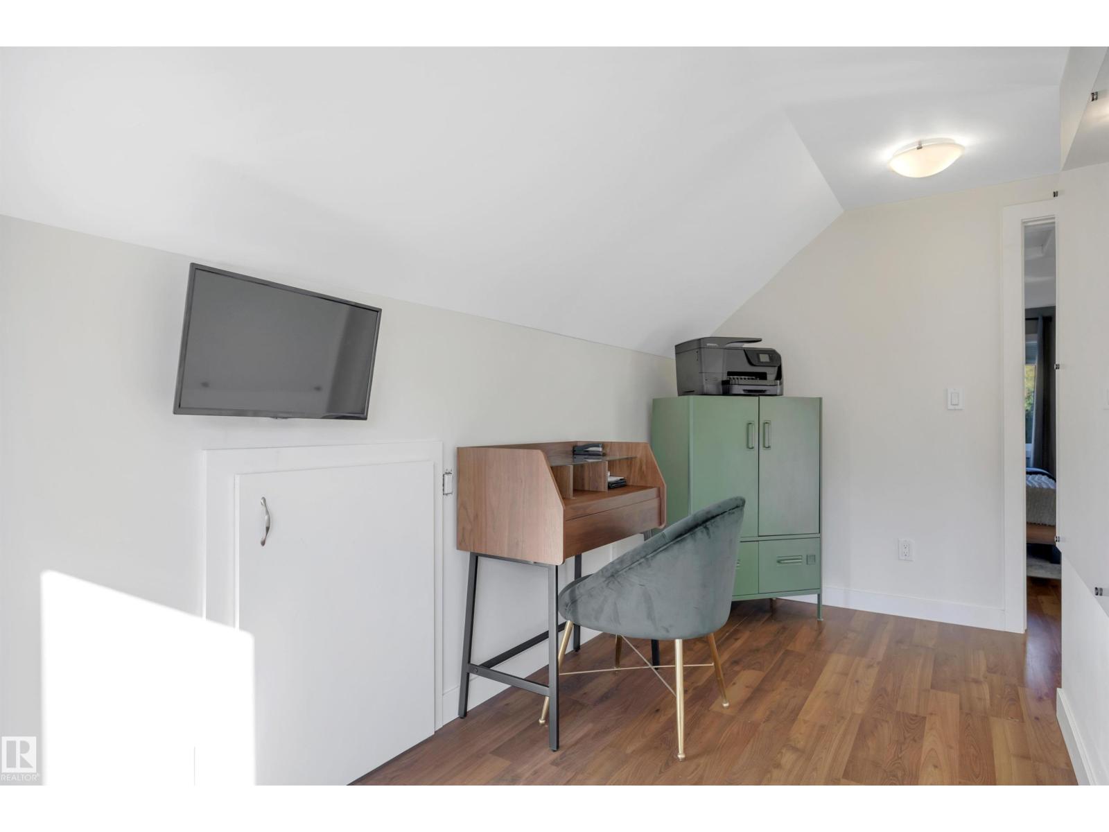 10647 68 AV NW