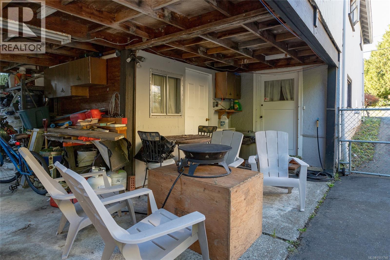 911 Darwin Ave