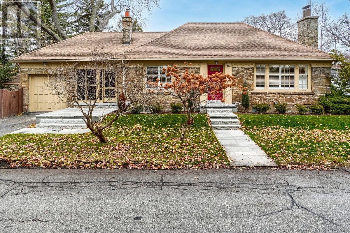 880 ROYAL YORK ROAD, Toronto, Ontario