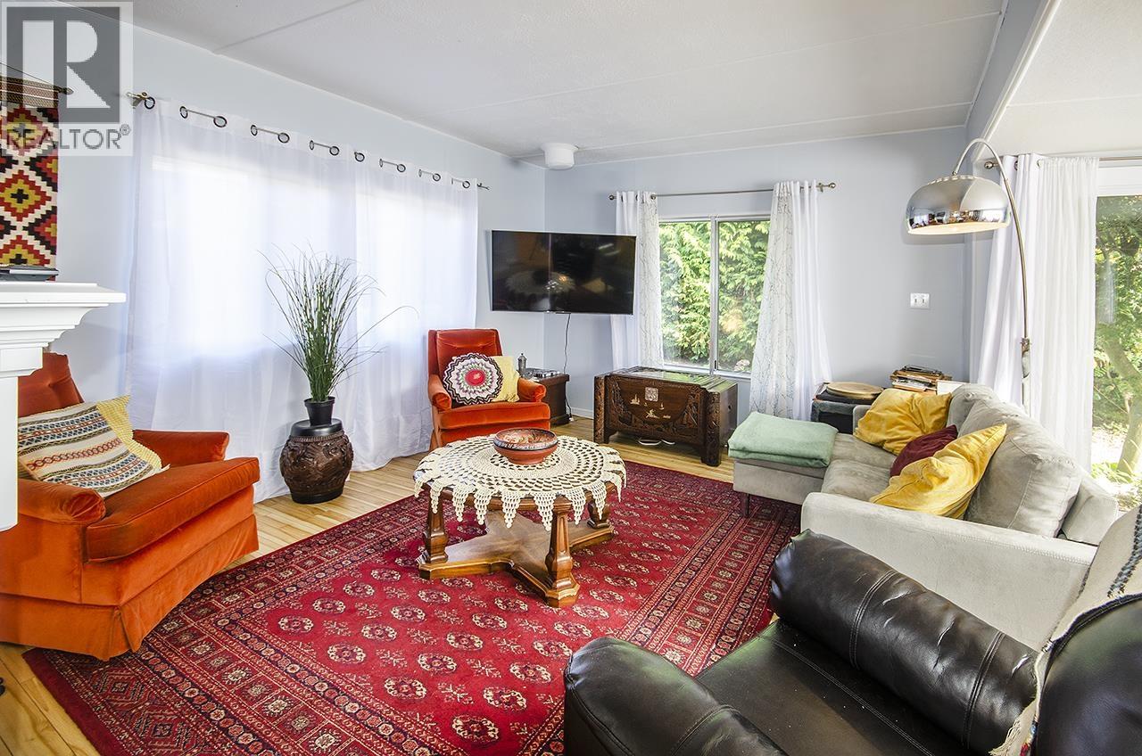227 TOMAHAWK AVENUE, West Vancouver, British Columbia