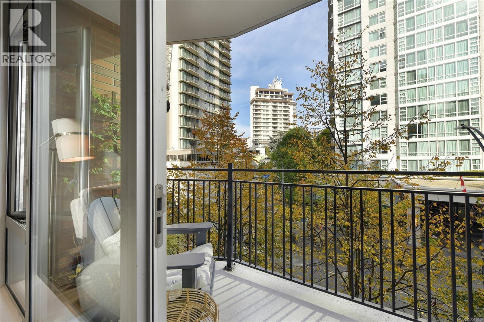 N305 737 Humboldt St