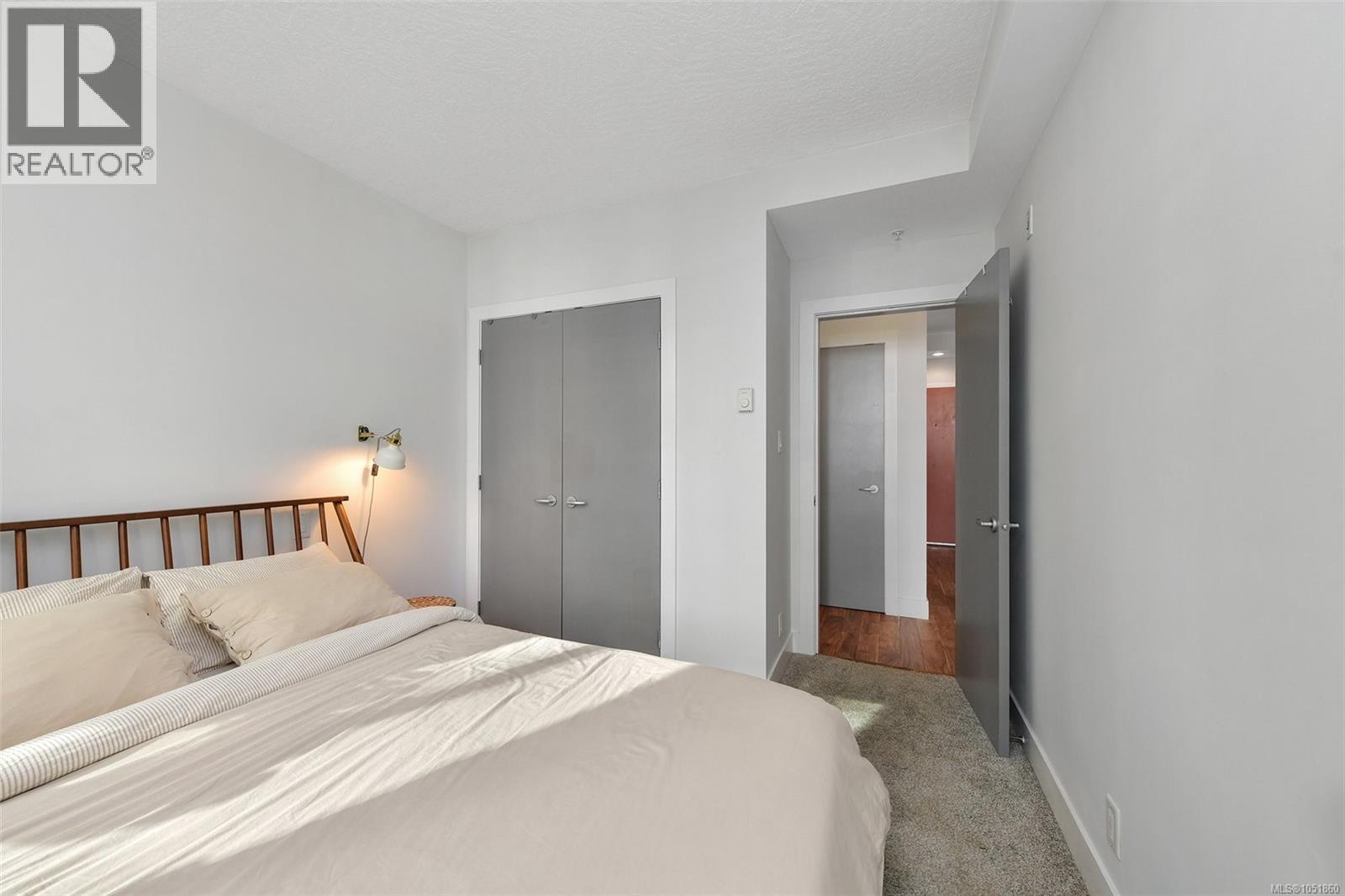 N305 737 Humboldt St