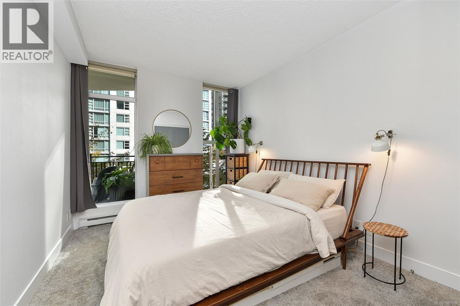 N305 737 Humboldt St