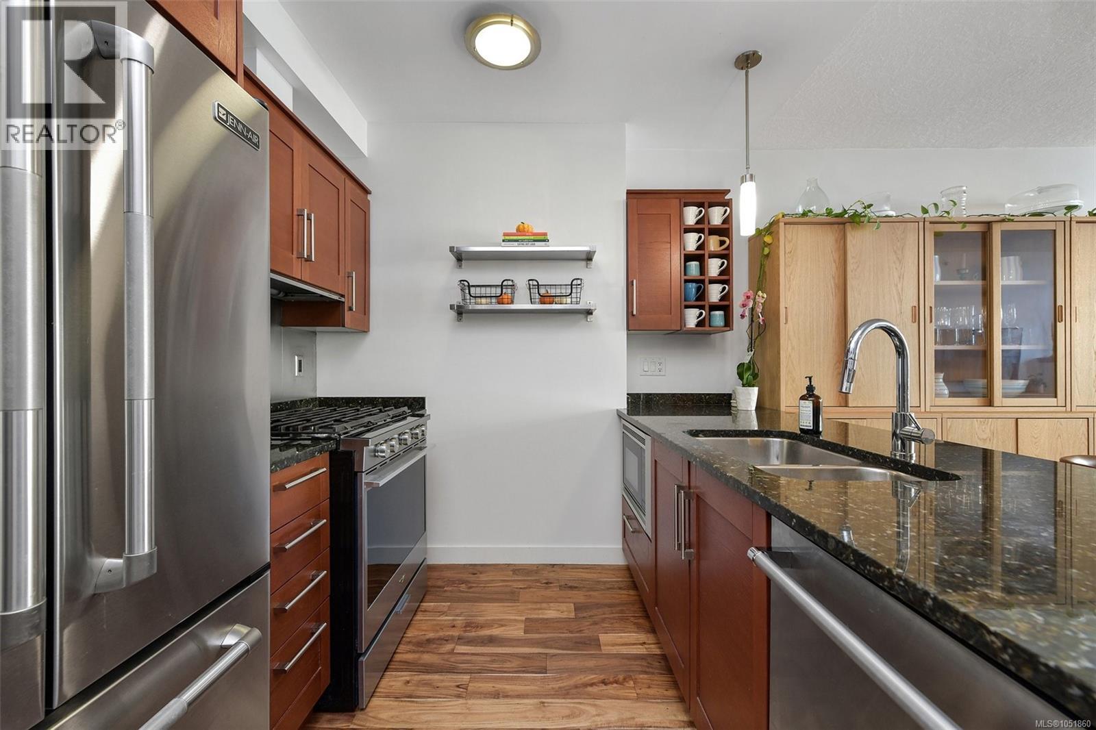 N305 737 Humboldt St
