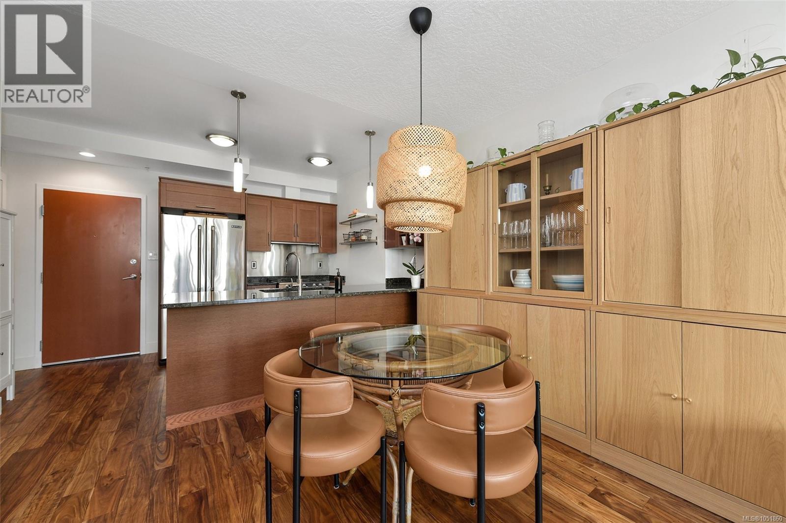N305 737 Humboldt St