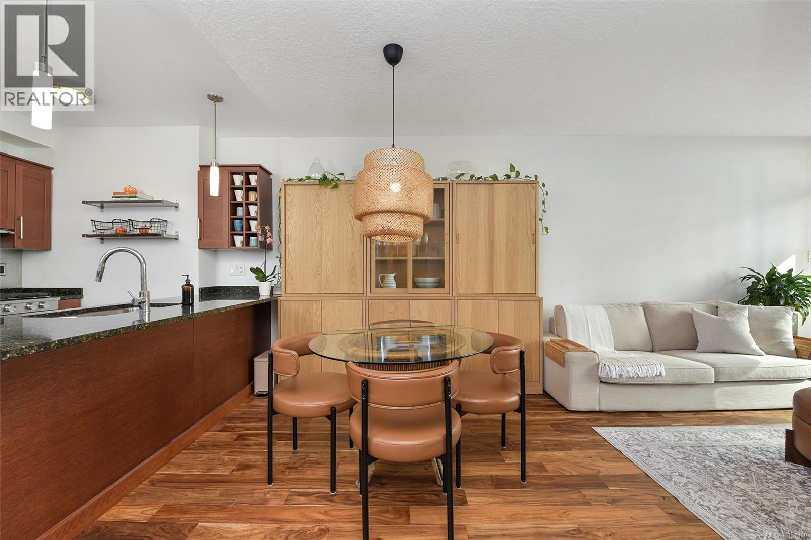 N305 737 Humboldt St