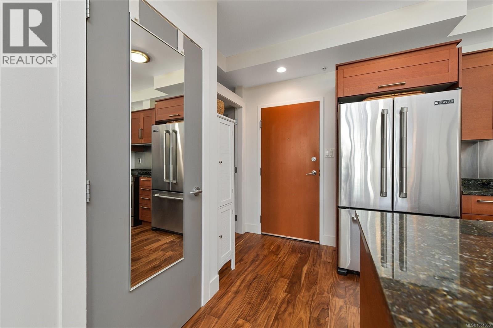 N305 737 Humboldt St