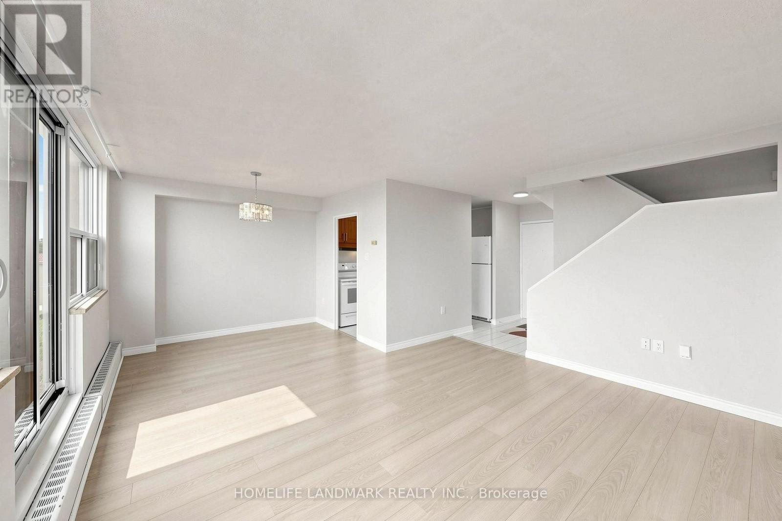 327 - 1050 Stainton Drive, Mississauga, Ontario  L5C 2T7 - Photo 4 - W13865244