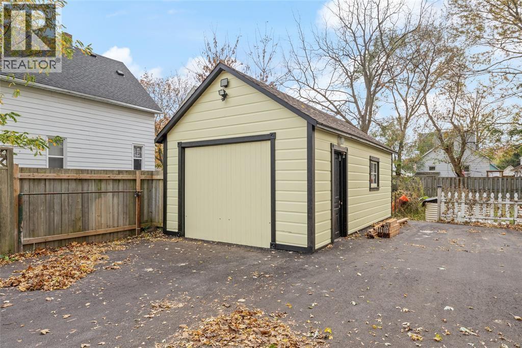395 CROMWELL STREET Sarnia Ontario Canada N7T3Y7 2