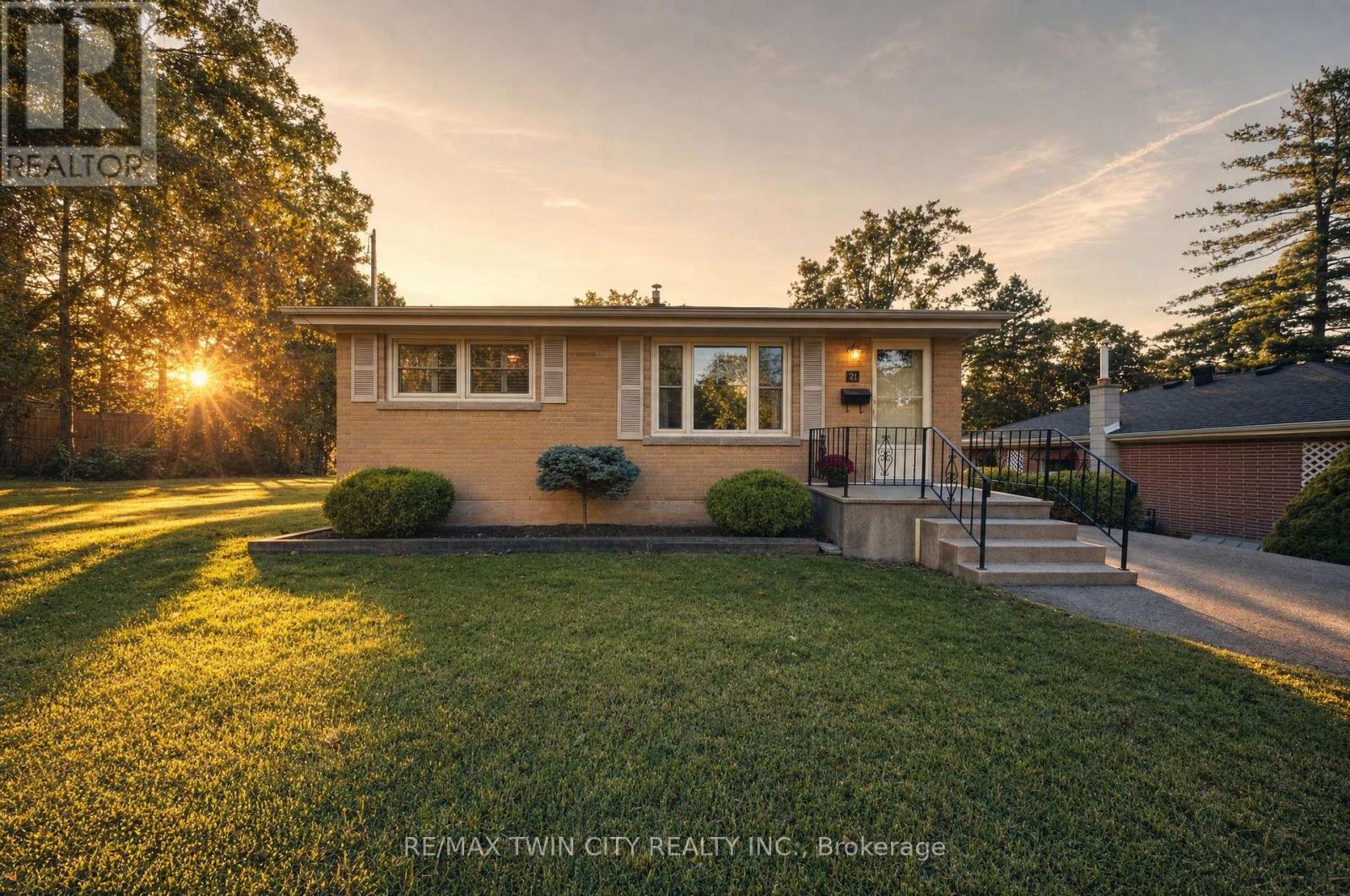 21 HILLCREST AVENUE, Brantford, Ontario