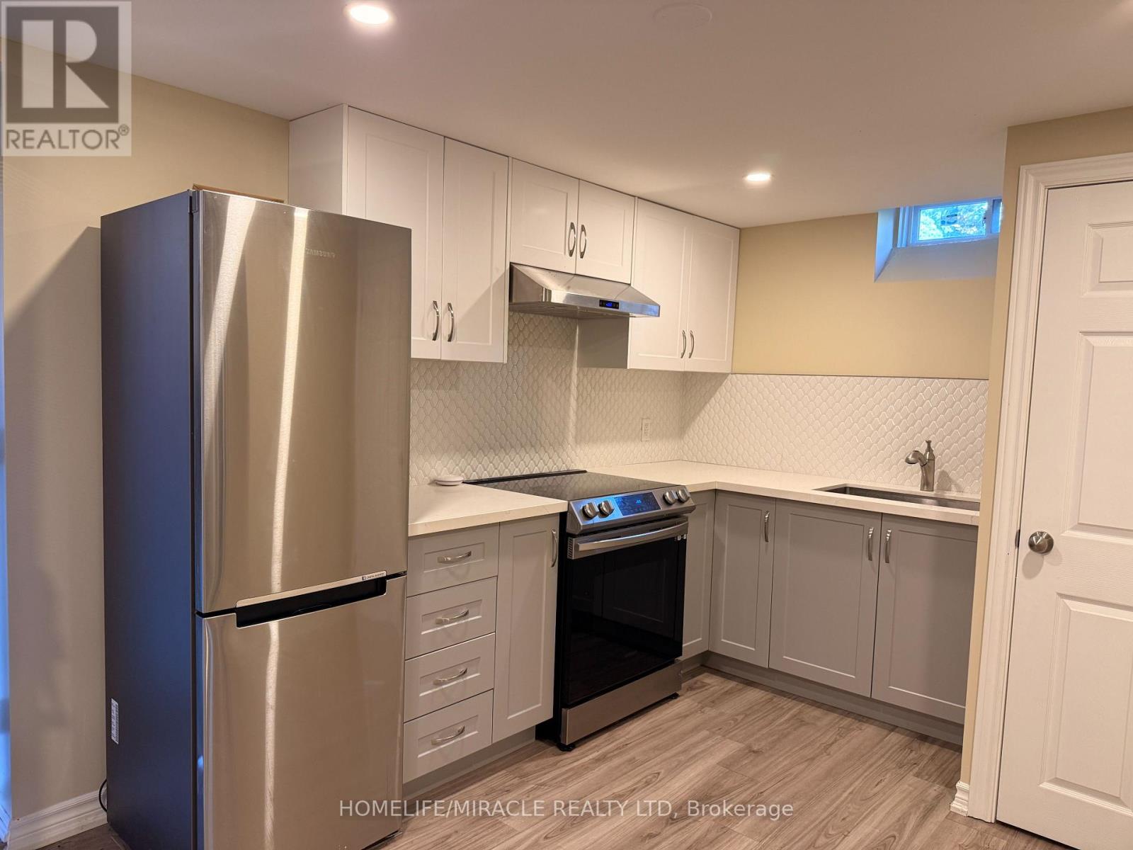 18 Burnley Place, Brampton, Ontario  L6Z 2T9 - Photo 3 - W13879154