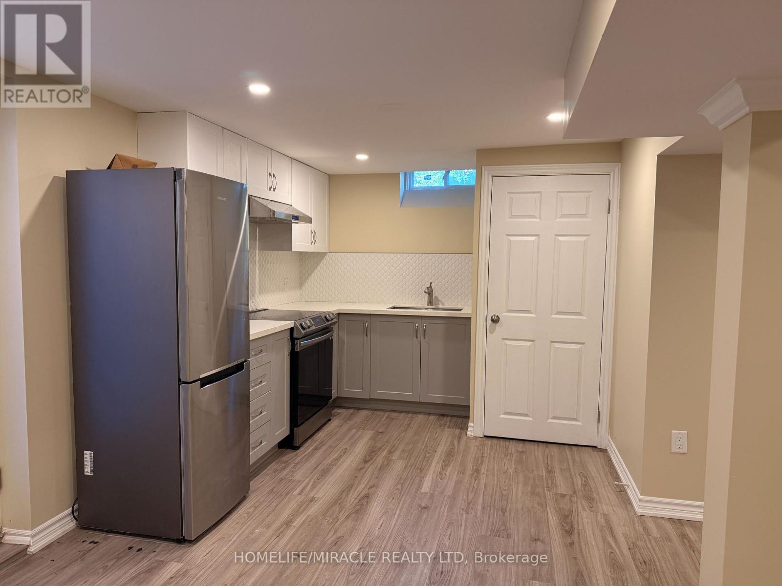18 Burnley Place, Brampton, Ontario  L6Z 2T9 - Photo 4 - W13879154