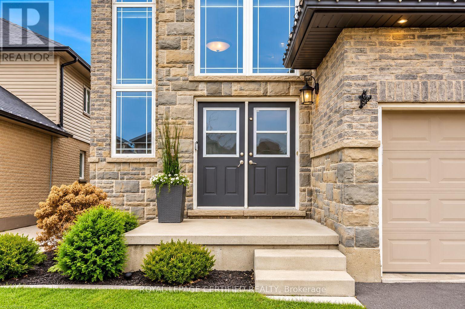 115 Davinci Boulevard, Hamilton, Ontario  L9B 0C3 - Photo 2 - X13879164