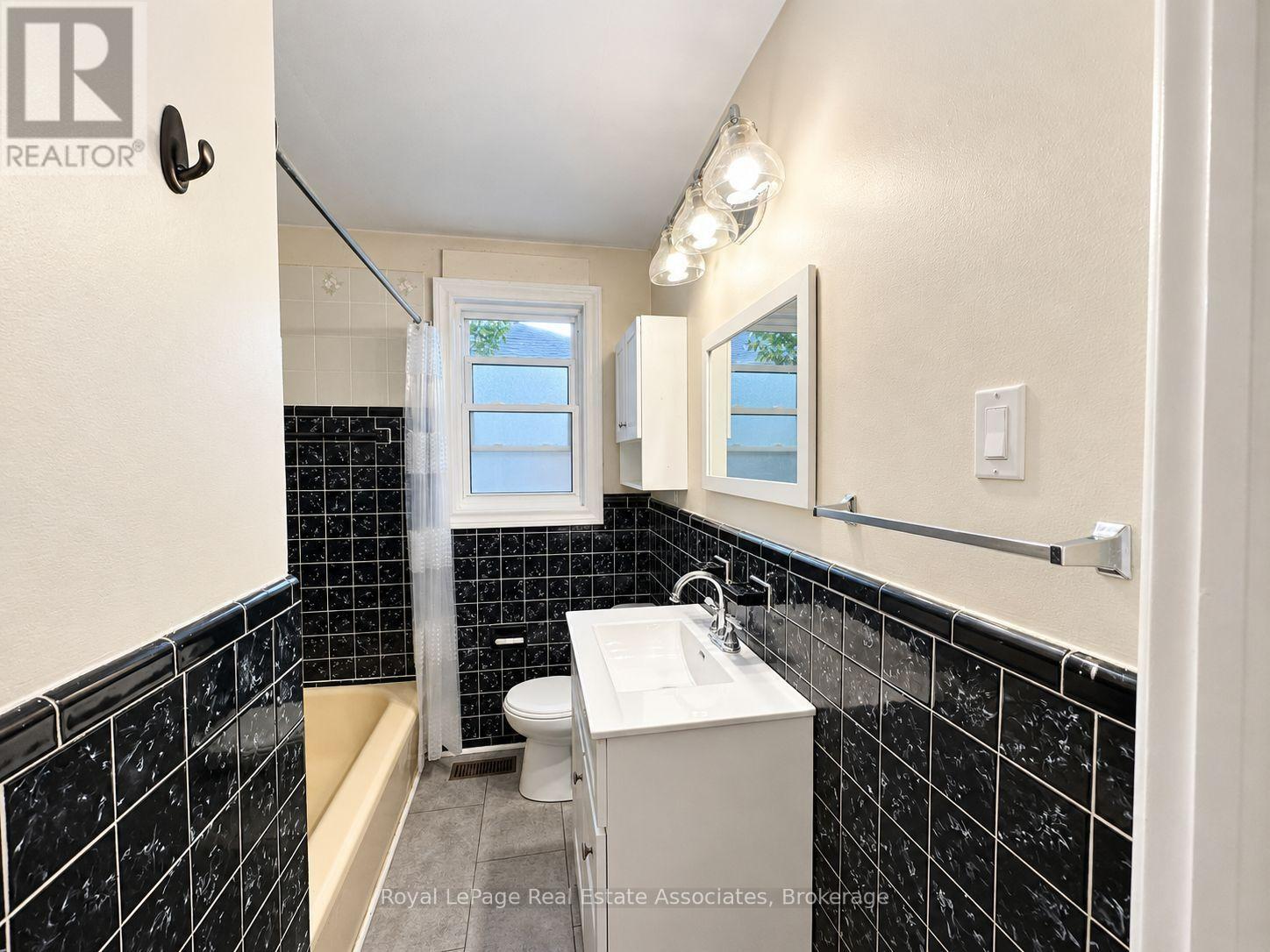 Upper - 10 Elizabeth Street, Halton Hills, Ontario  L7G 3K2 - Photo 10 - W13879188