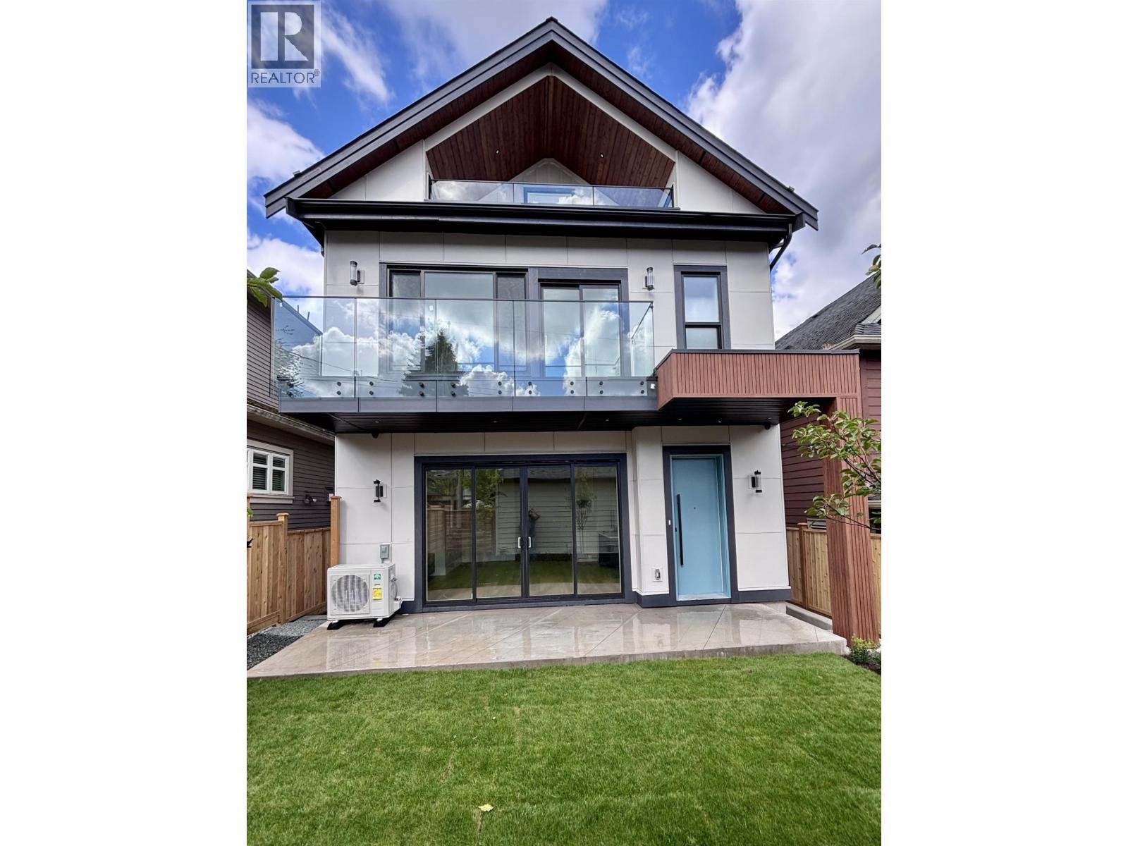 2 746 E 12TH AVENUE, Vancouver, British Columbia