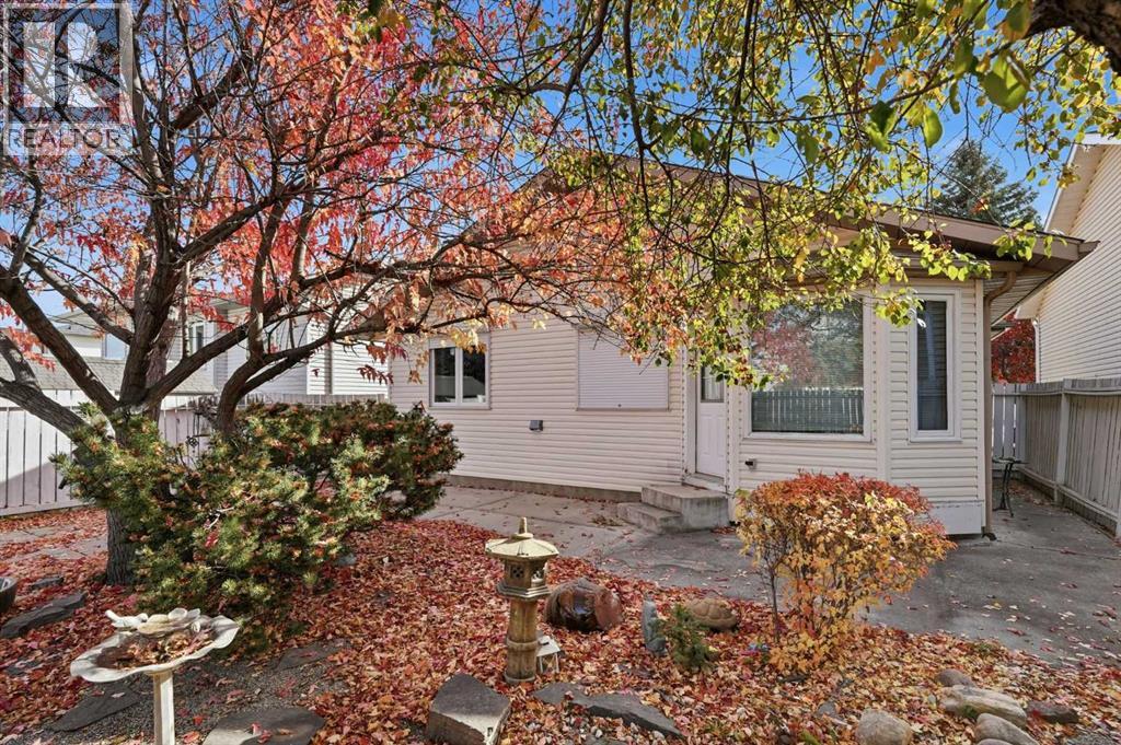 866 Applewood Drive SE Calgary Alberta Canada T2A7R6 4