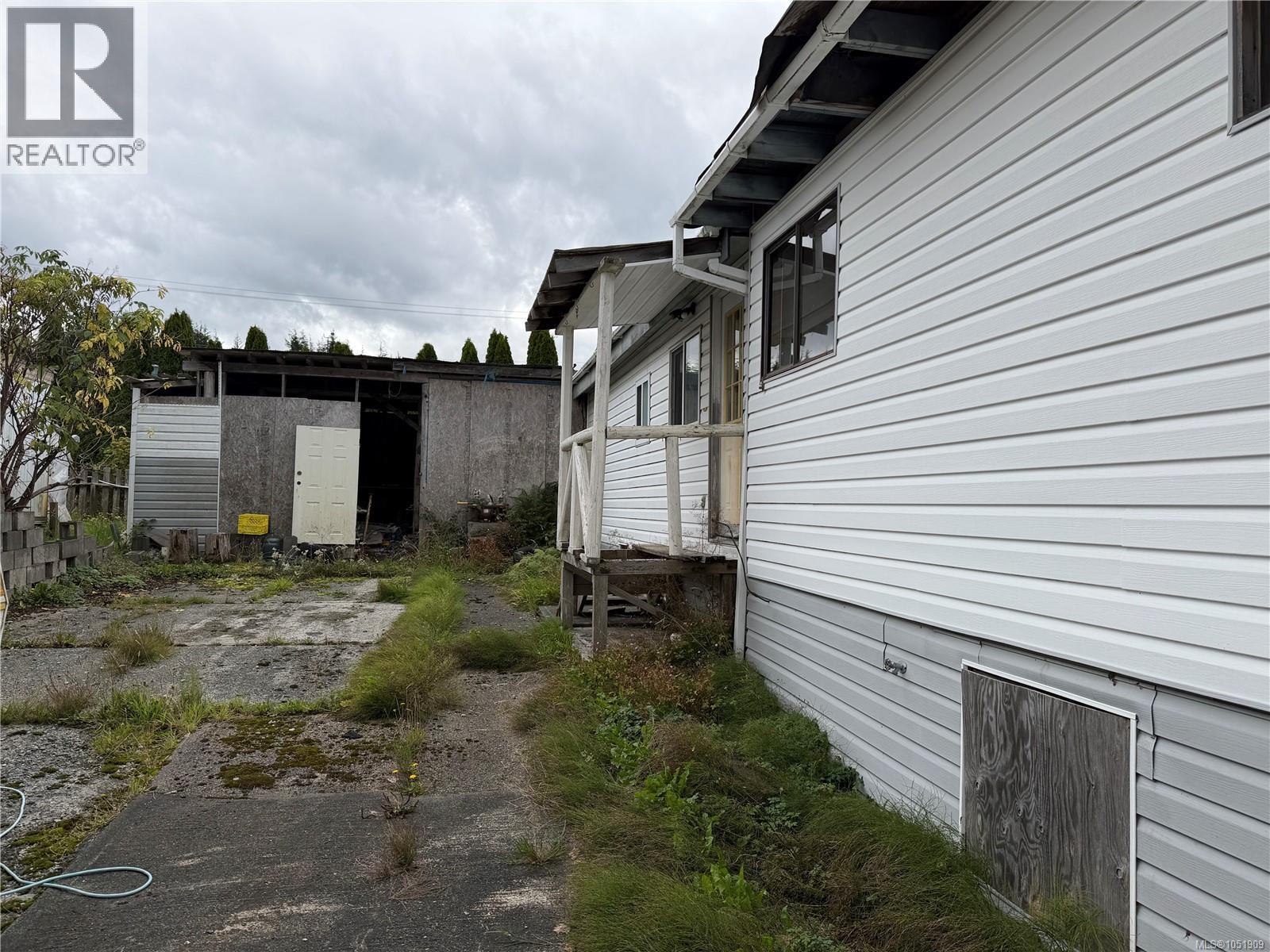 2403 Chelohsin Cres, Port Mcneill, British Columbia  V0N 2R0 - Photo 2 - 1051909