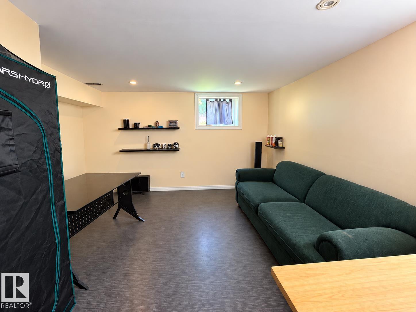 12026 77 ST NW