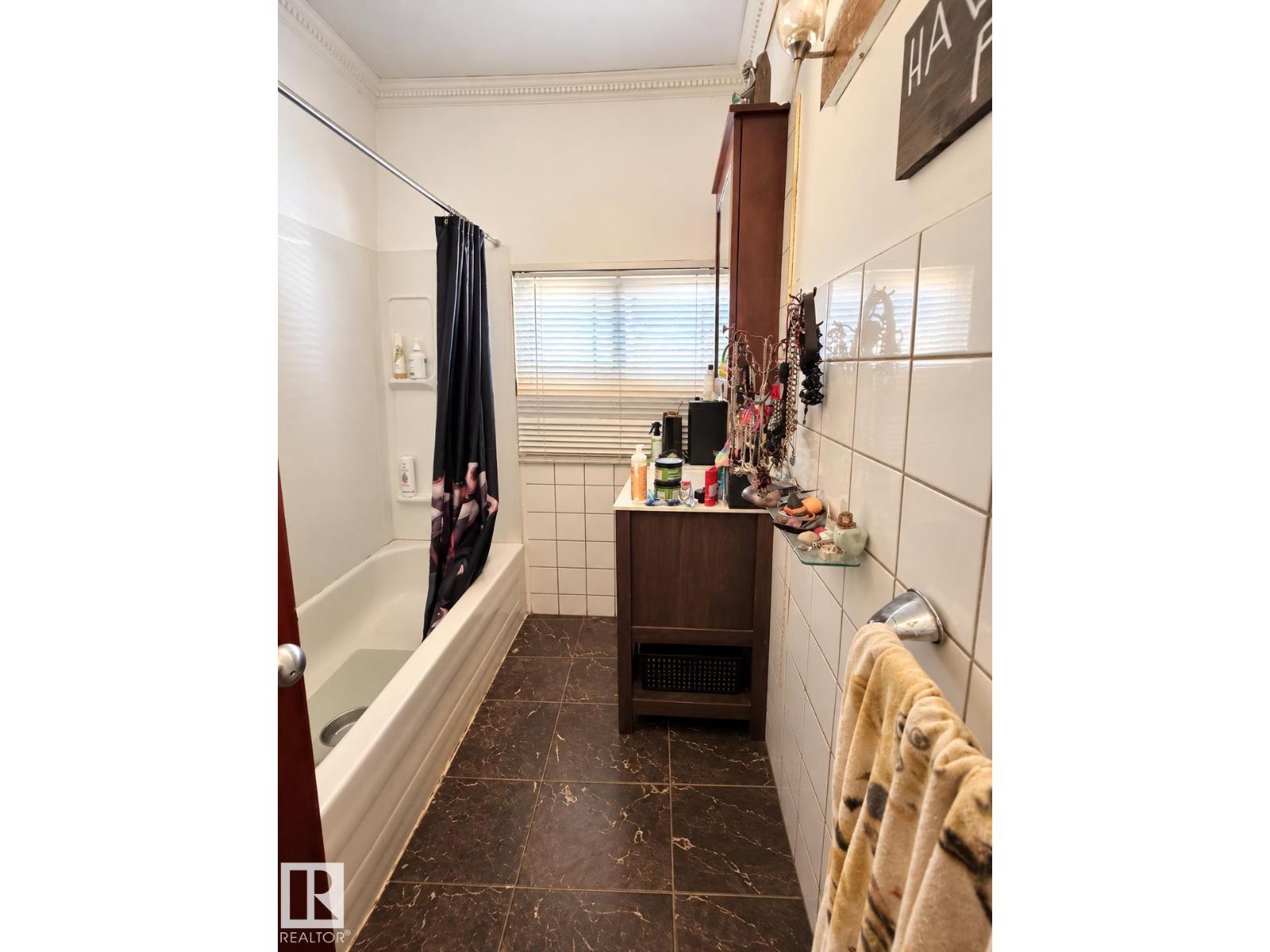 12026 77 ST NW