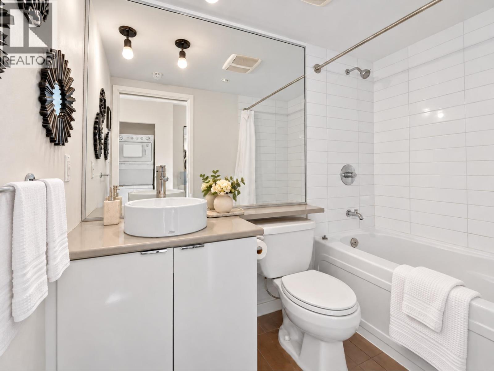 2508 233 ROBSON STREET