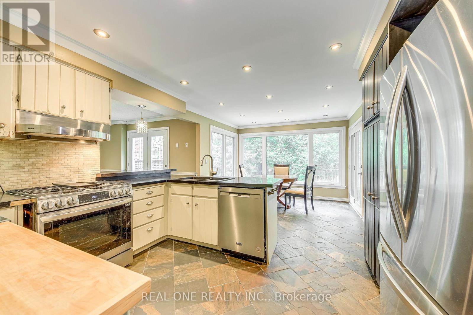 1236 Woodview Drive, Oakville, Ontario  L6M 2M4 - Photo 10 - W13879366