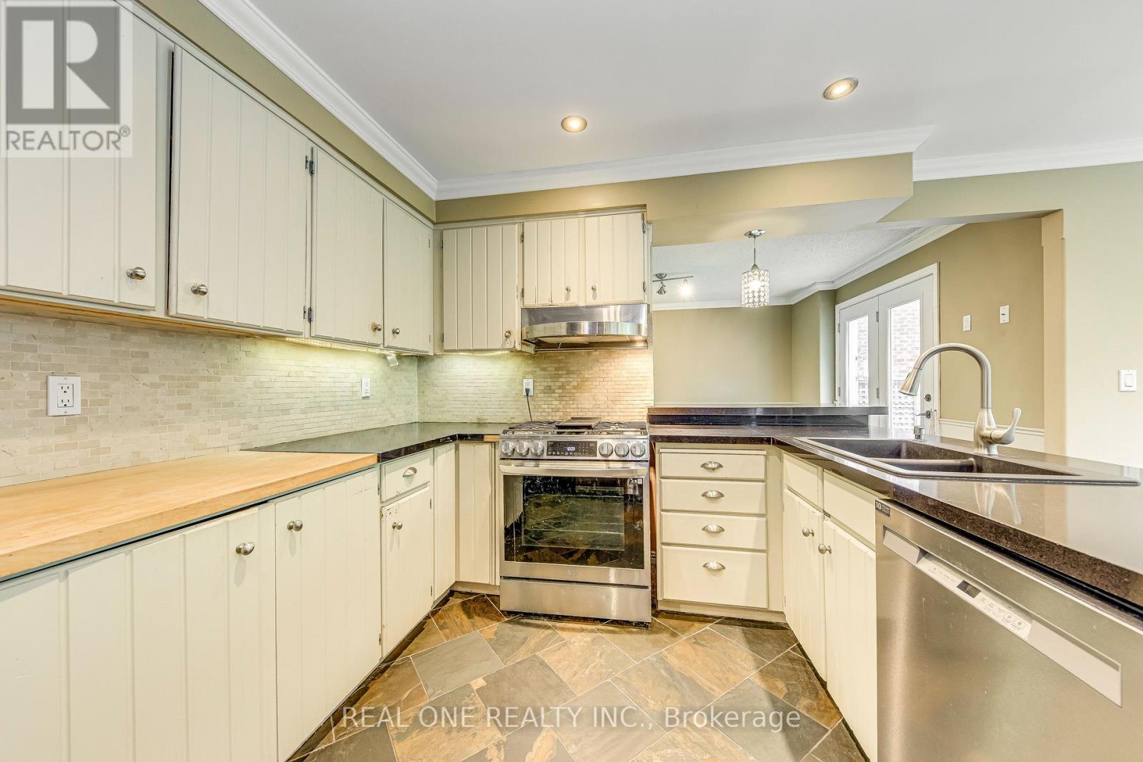 1236 Woodview Drive, Oakville, Ontario  L6M 2M4 - Photo 11 - W13879366