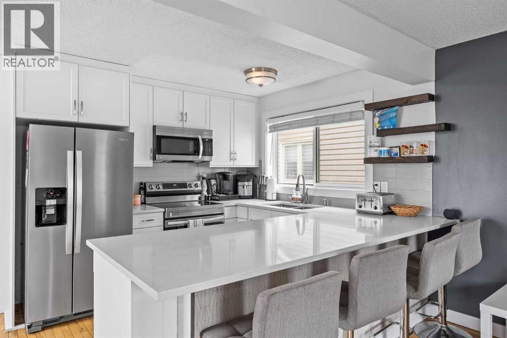 2320 Woodview Drive SW, Calgary, Alberta  T2W 4X6 - Photo 1 - A2345576