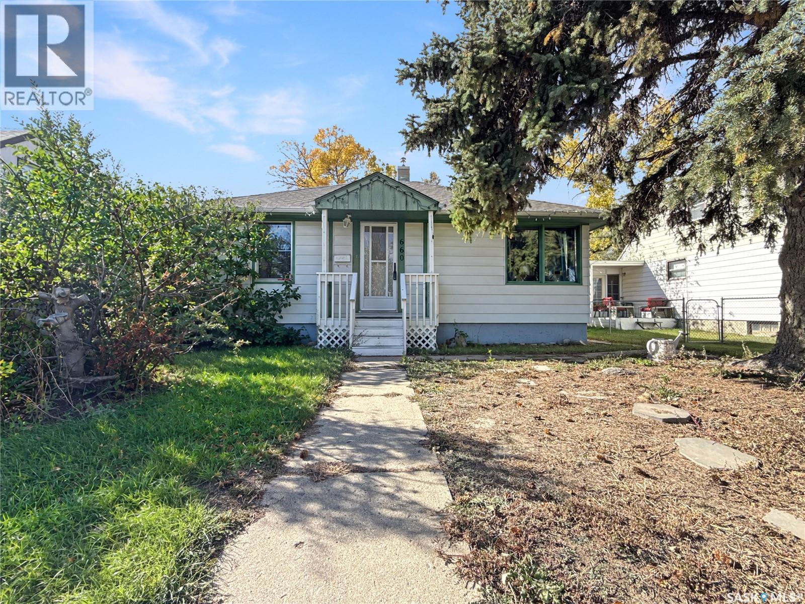 660 3rd Avenue Ne, Swift Current, Saskatchewan  S9H 2H5 - Photo 1 - SK050700