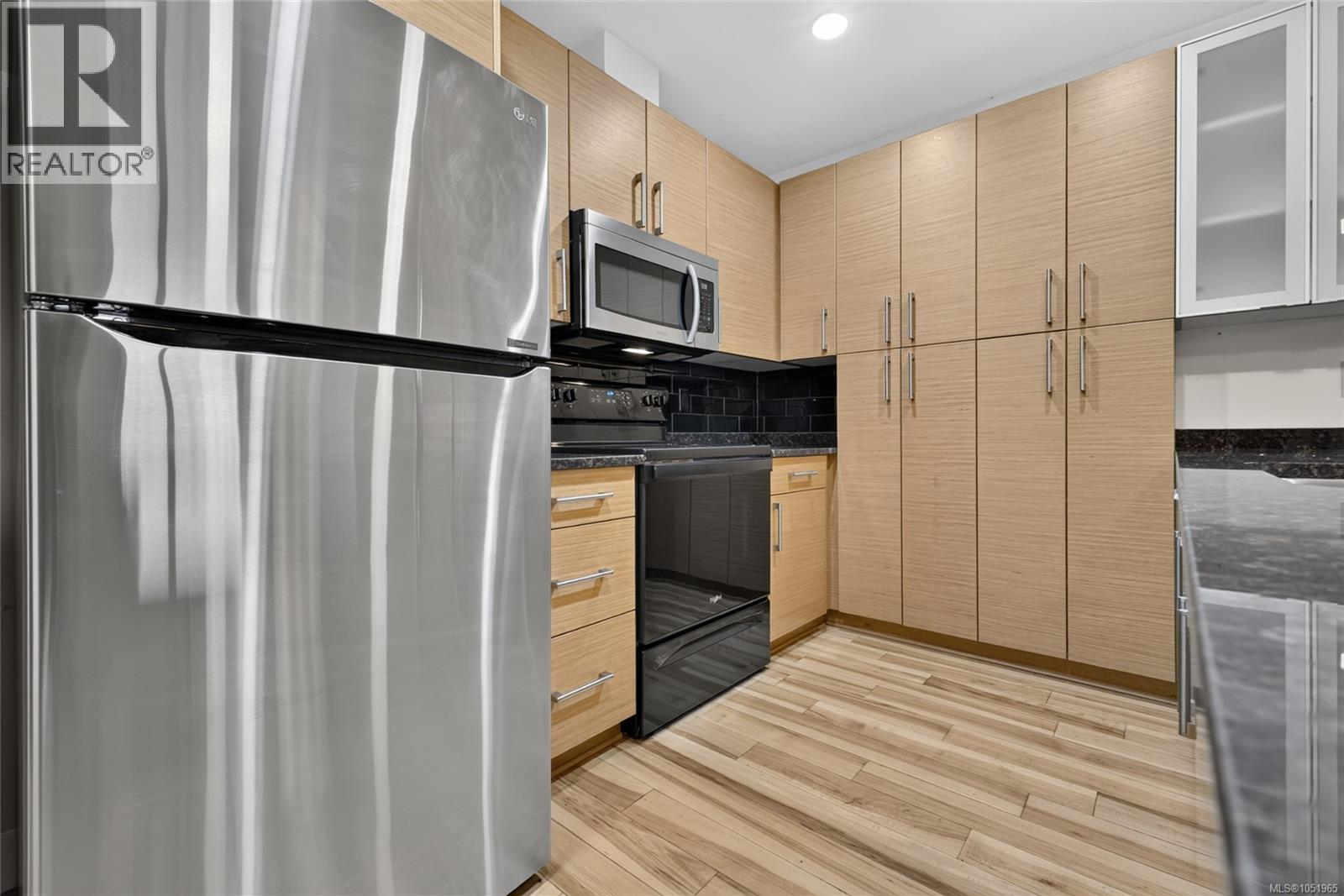 306 4394 West Saanich Rd
