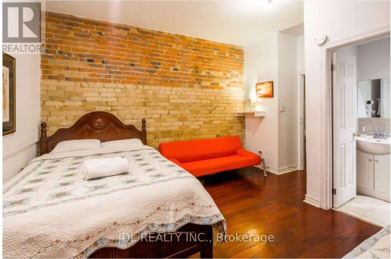 Masterbedroom A 2nd Floor - 118 Shuter St Street, Toronto, Ontario  M5A 1V8 - Photo 4 - C13879544