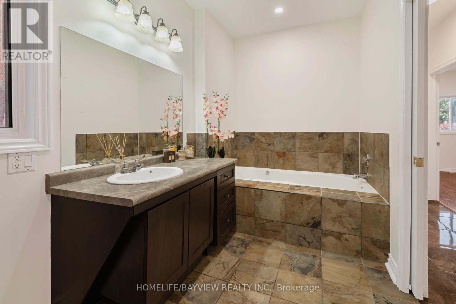 126 Raymond Crescent, Barrie, Ontario  L4N 0X7 - Photo 9 - S13879532