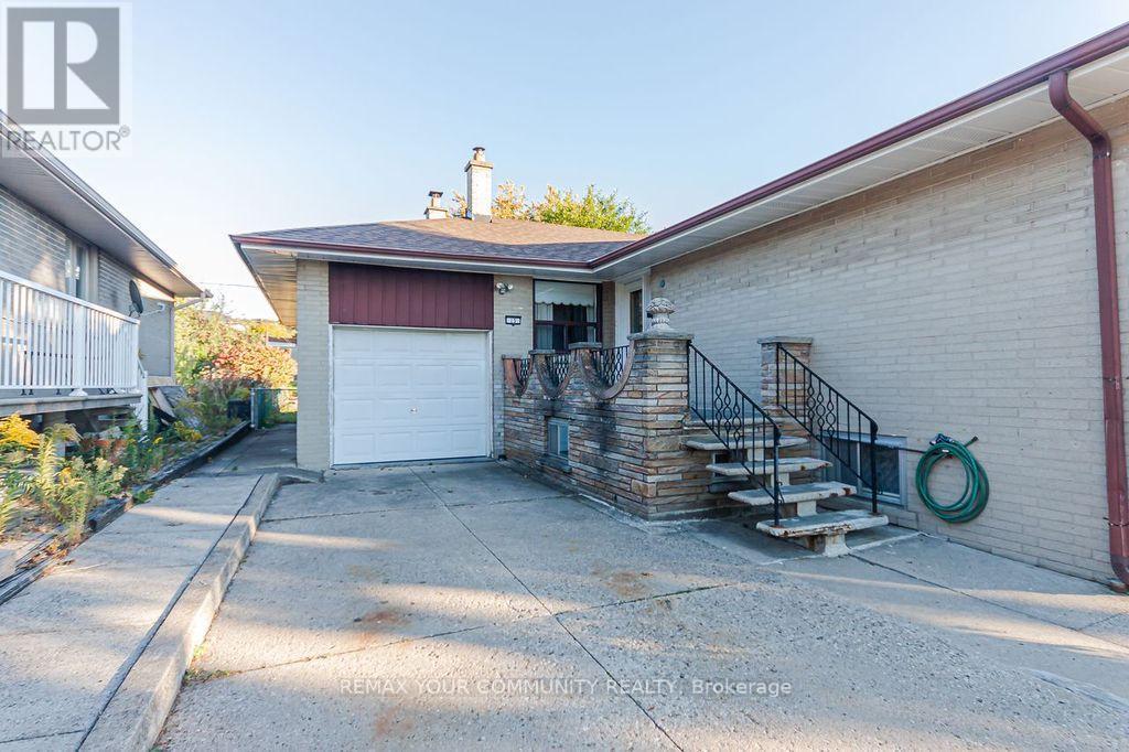 15 Valencia Crescent, Toronto, Ontario  M6L 1M3 - Photo 2 - W13879568