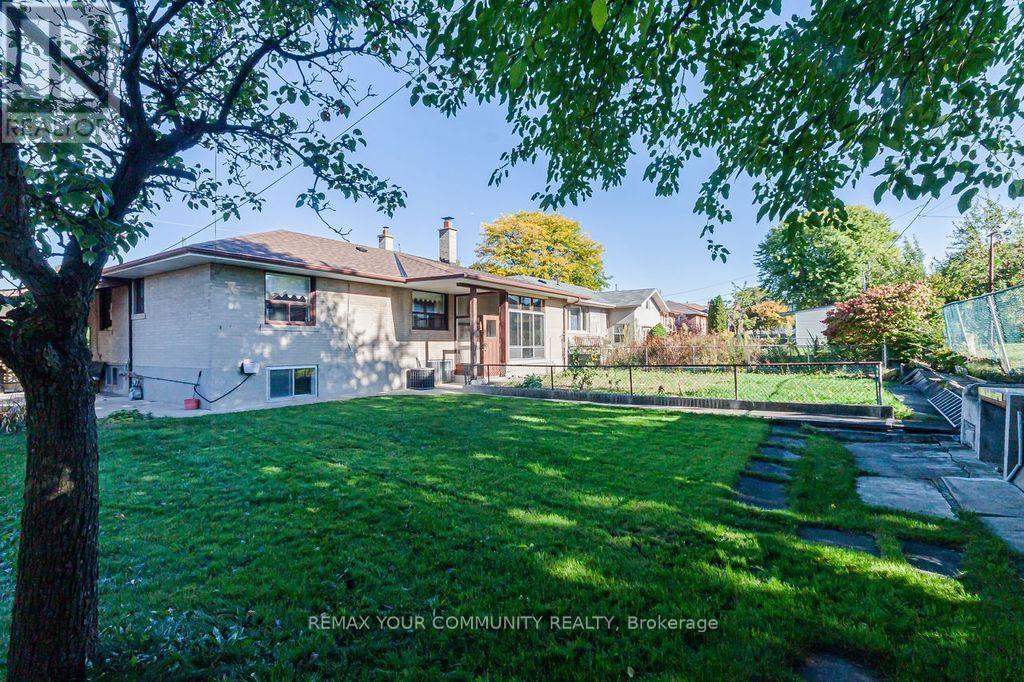 15 Valencia Crescent, Toronto, Ontario  M6L 1M3 - Photo 33 - W13879568