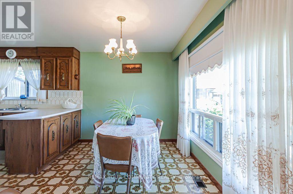 15 Valencia Crescent, Toronto, Ontario  M6L 1M3 - Photo 7 - W13879568