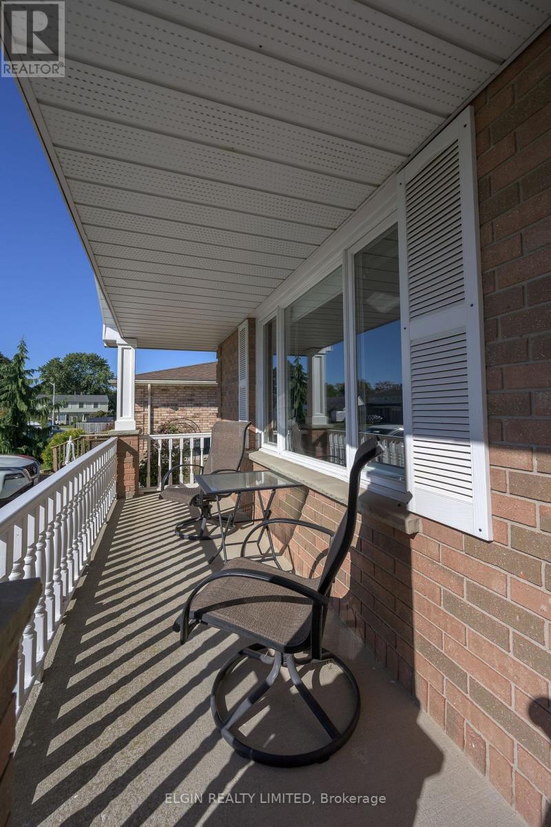 12 Rickwood Place, St. Thomas, Ontario  N5R 5Z3 - Photo 4 - X13879698