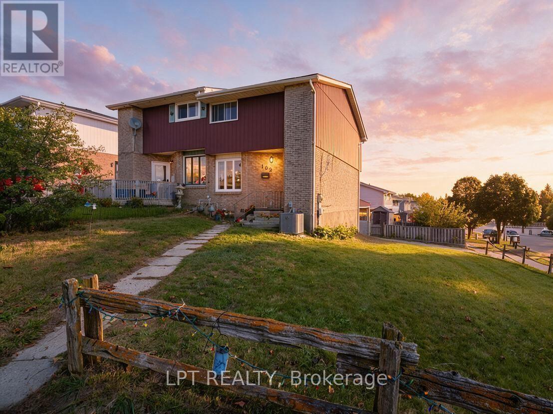 102 THE COUNTRY WAY, Kitchener, Ontario