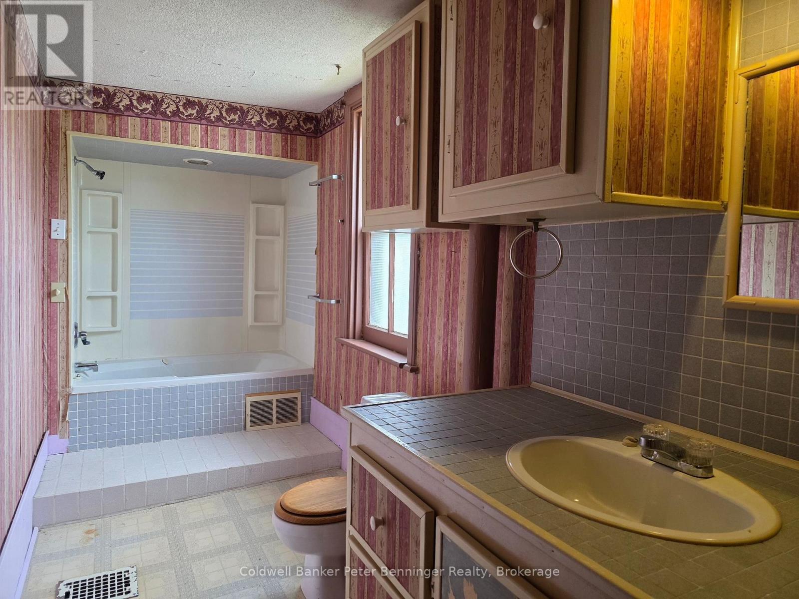 21 Peter Street, Brockton, Ontario  N0G 2V0 - Photo 17 - X13879838