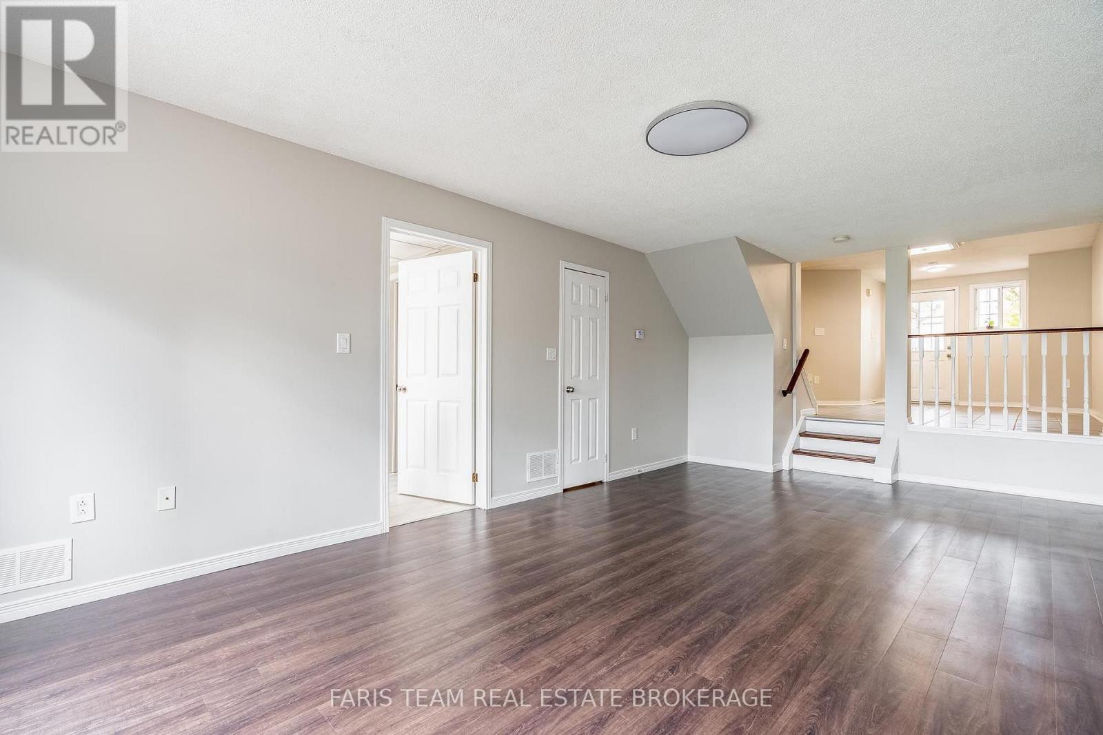 41 Seymour Crescent, Barrie (Holly), Ontario  L4N 8N4 - Photo 8 - S13879896