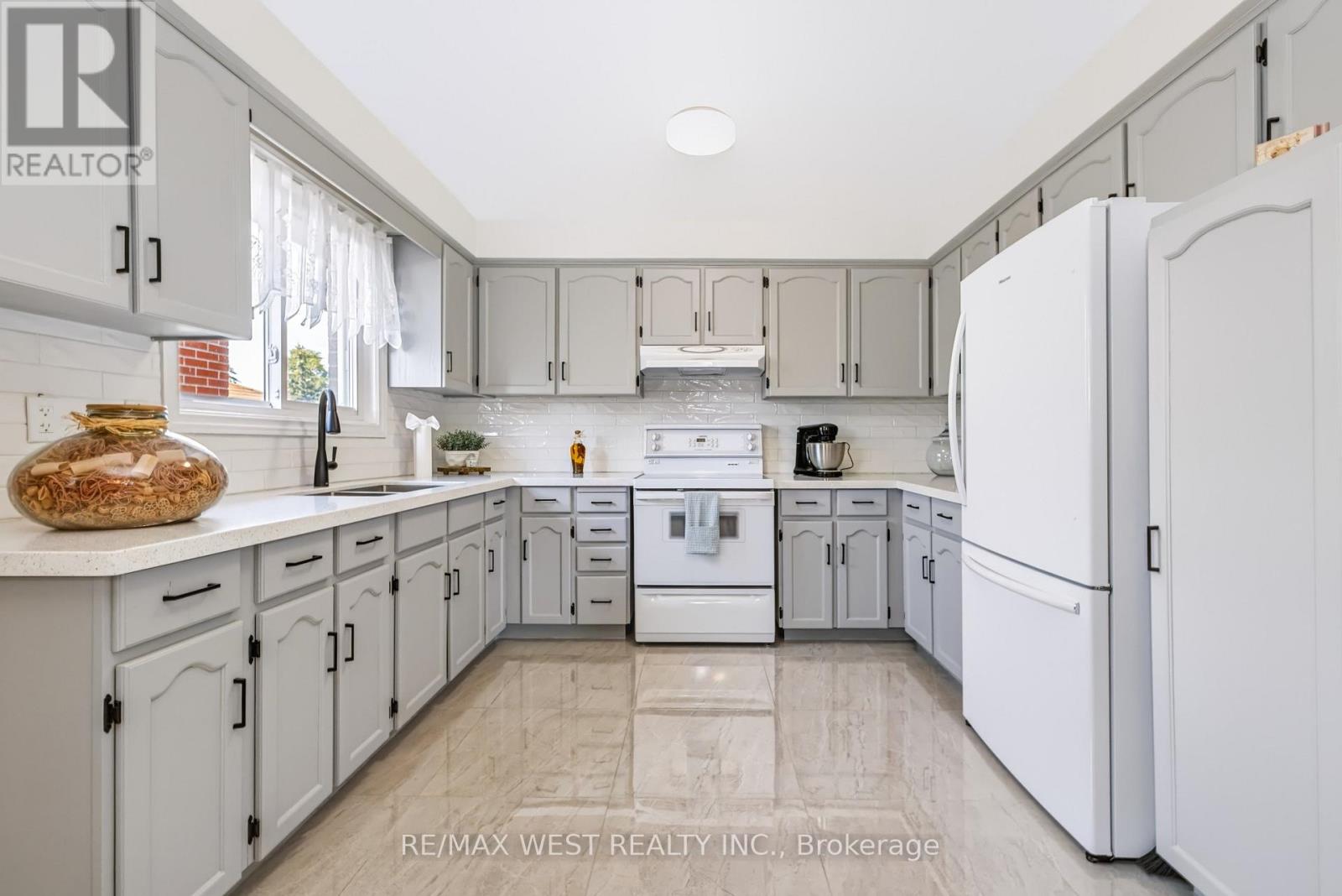 254 Maple Leaf Drive, Toronto, Ontario  M6L 1P1 - Photo 30 - W13879872