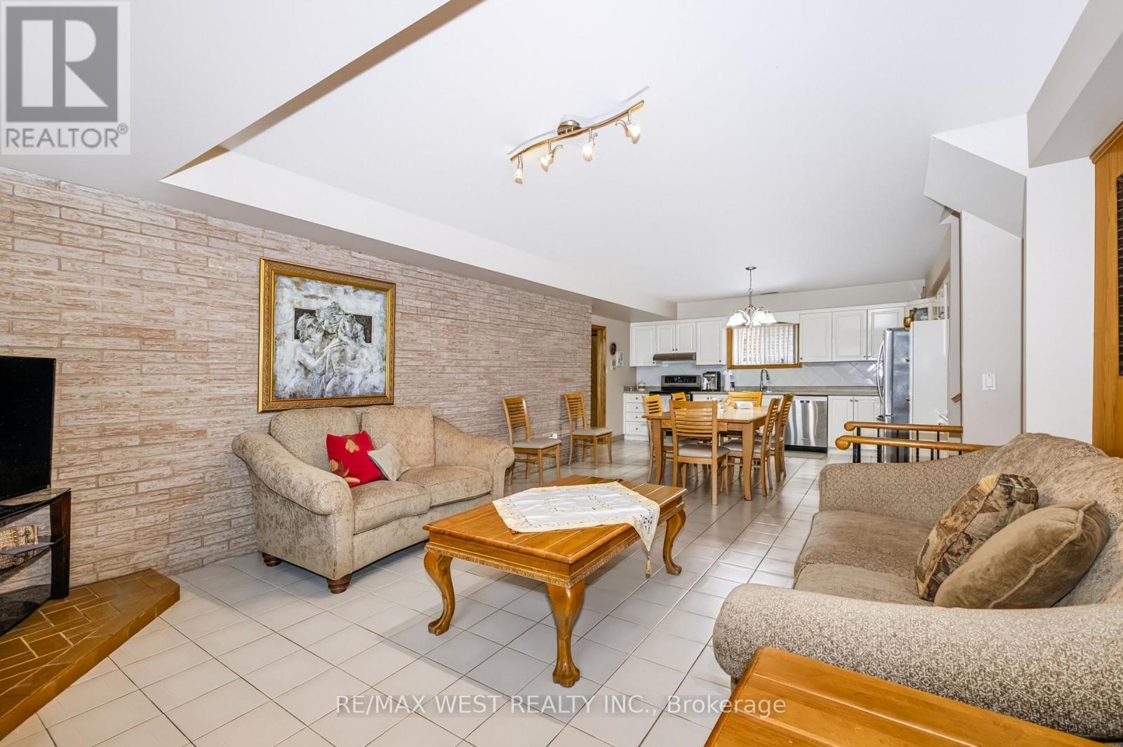 254 Maple Leaf Drive, Toronto, Ontario  M6L 1P1 - Photo 4 - W13879872