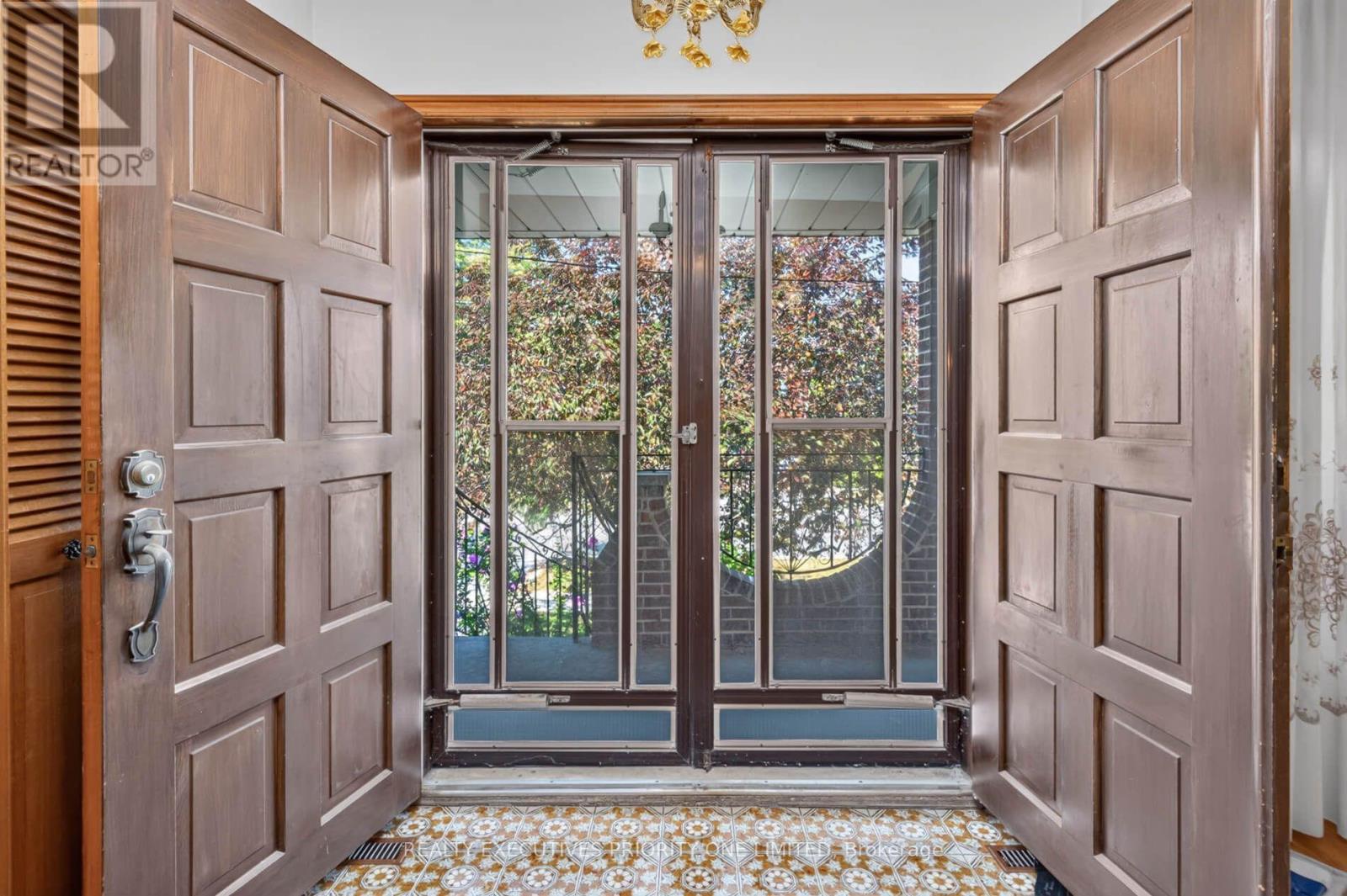 355 Glen Park Avenue, Toronto, Ontario  M6B 2E6 - Photo 4 - W13879888