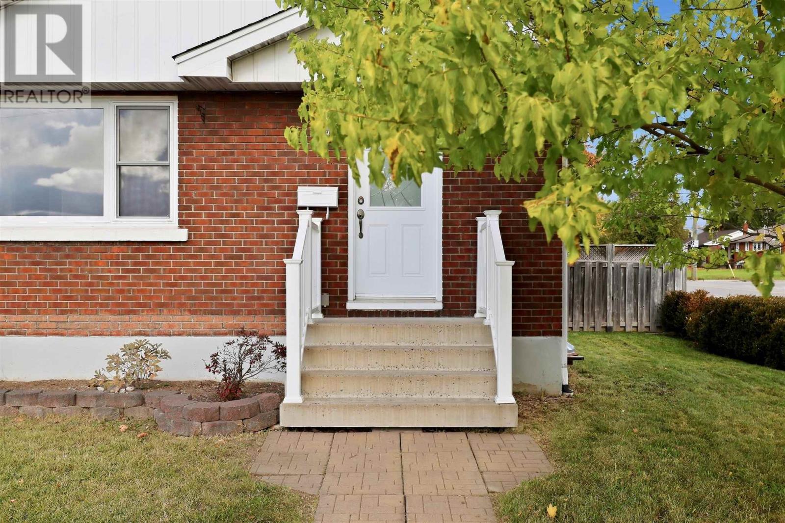148 Cunningham Rd, Sault Ste. Marie, Ontario  P6B 1N4 - Photo 2 - SM262825