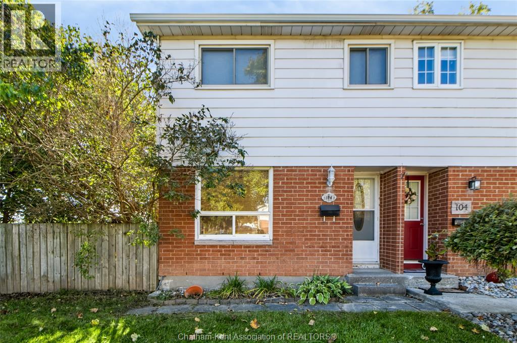 MLS# 26024515: 106 Wedgewood AVENUE, Chatham, Canada