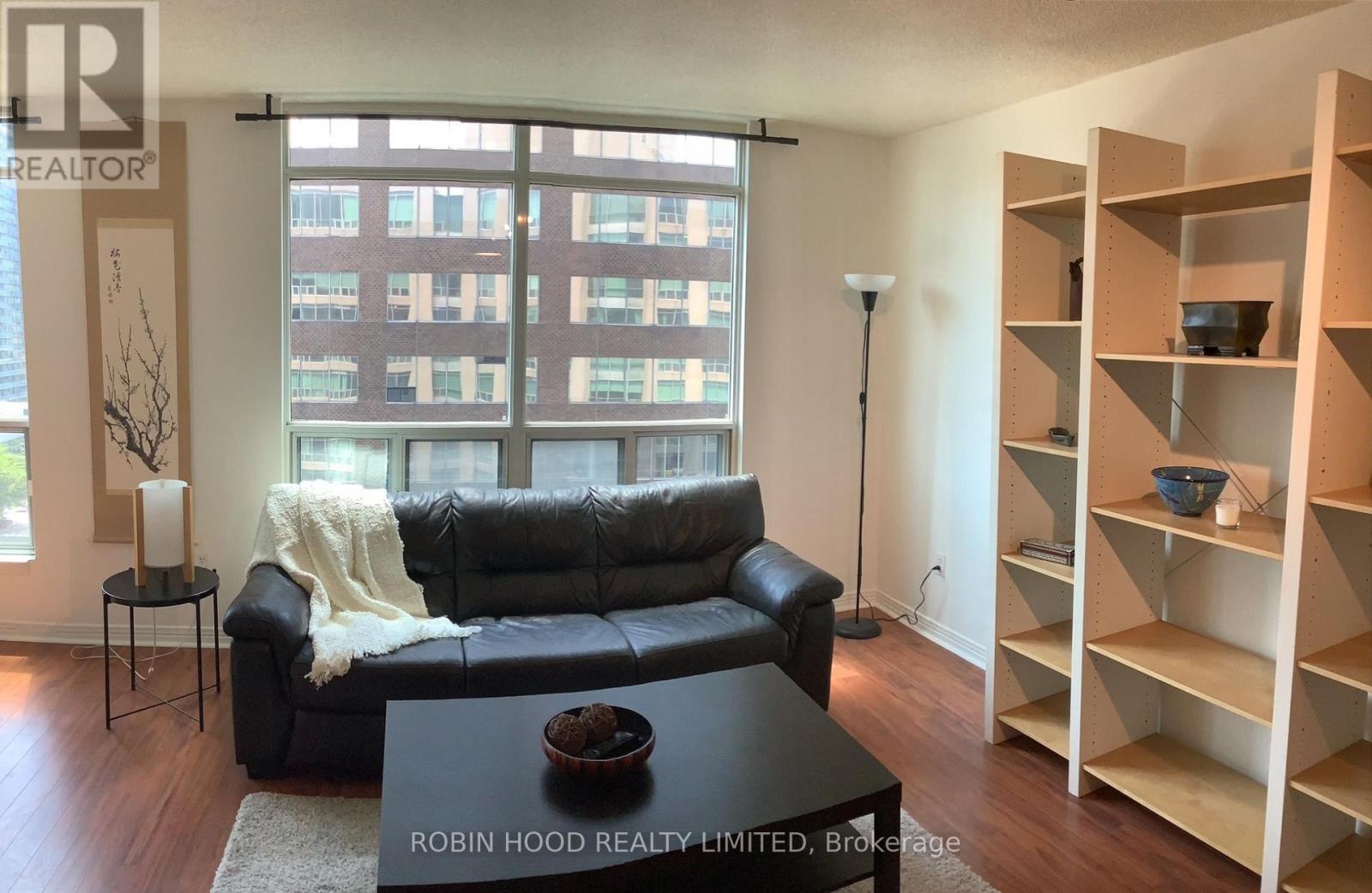 1005 - 942 YONGE STREET