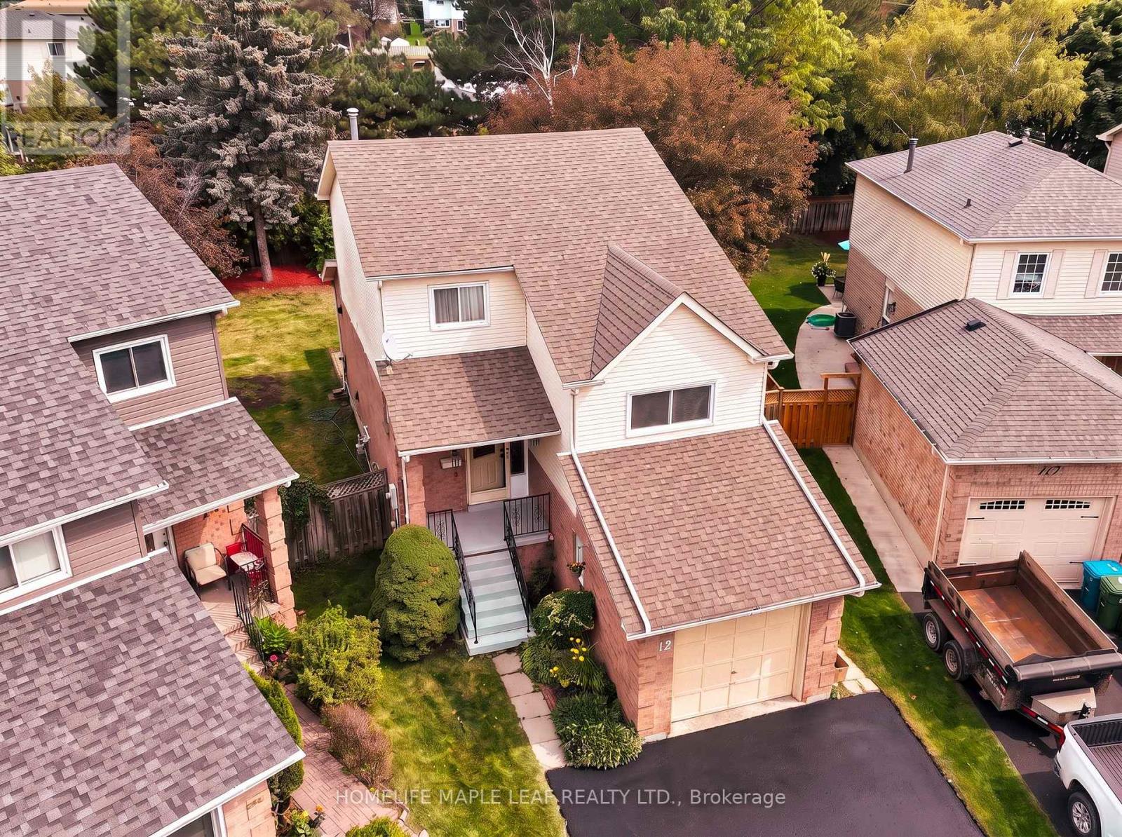 12 Giles Court, Whitby, Ontario  L1N 8T5 - Photo 2 - E13880266